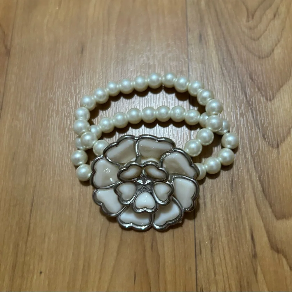 Elegant Cream Floral Pearl Bracelet